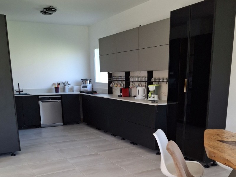 Séjour et cuisine aménagée de la maison CUJI Arvert en Charente maritime