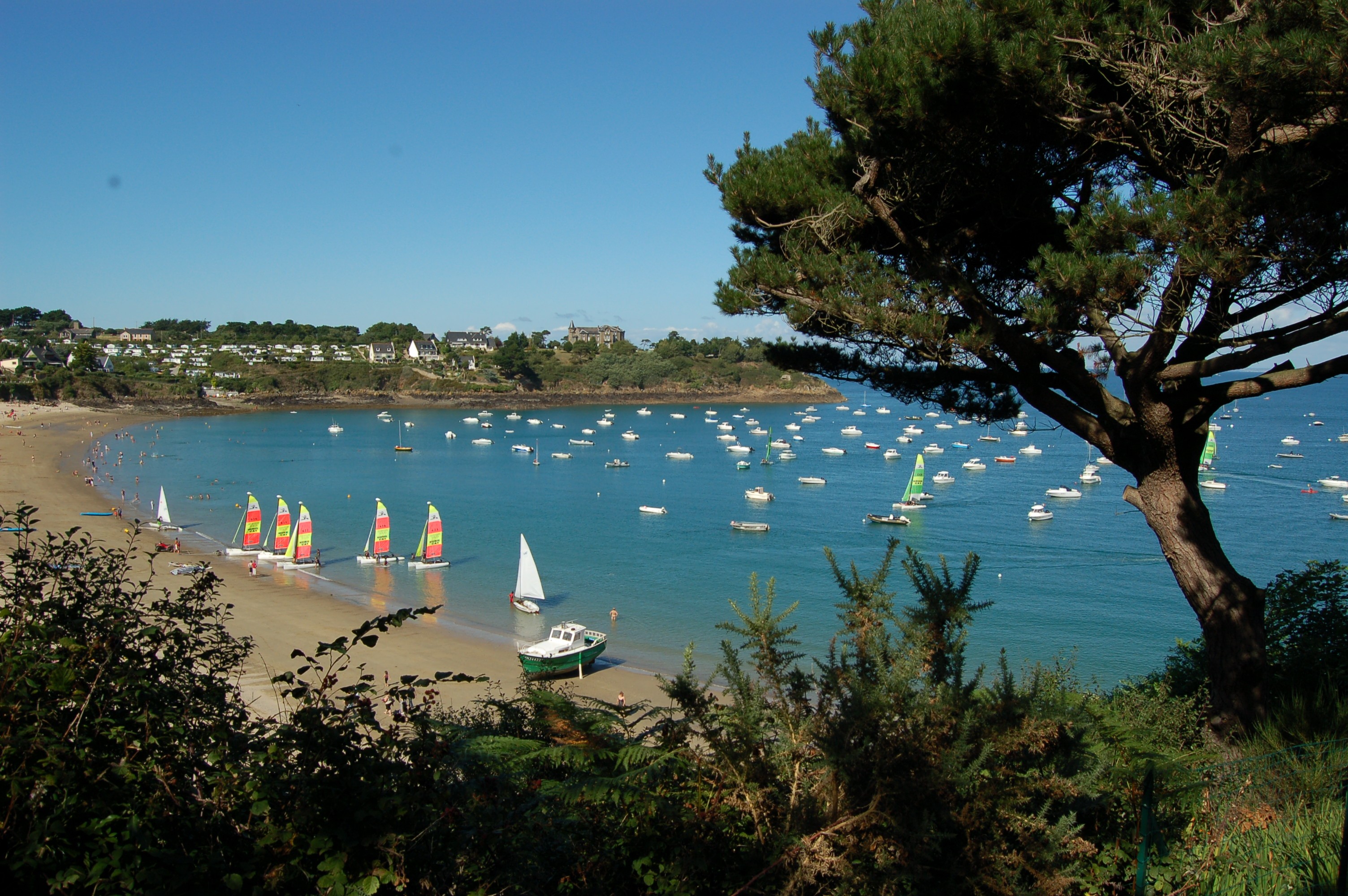 Port-Mer cove in Cancale, with a beach, water sports centre and restaurants.
