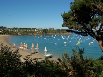 Port-Mer cove in Cancale, with a beach, water sports centre and restaurants.