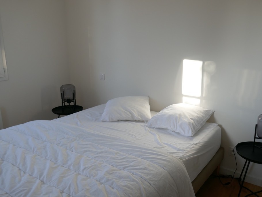 Chambre 2 à l'étage avec un lit en 160