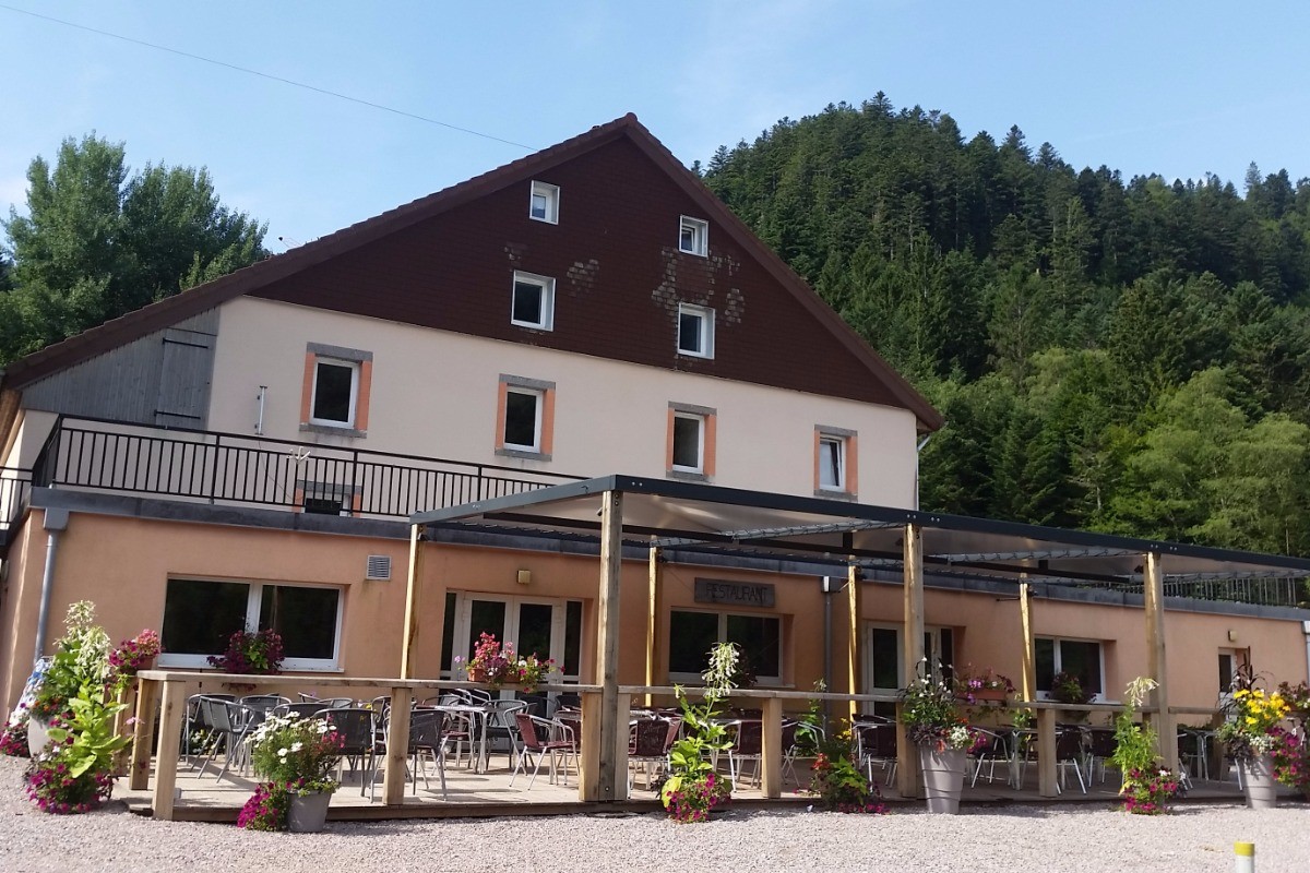 vue du bâtiment principal avec terrasse du restaurant