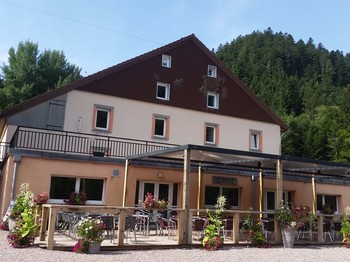 vue du bâtiment principal avec terrasse du restaurant