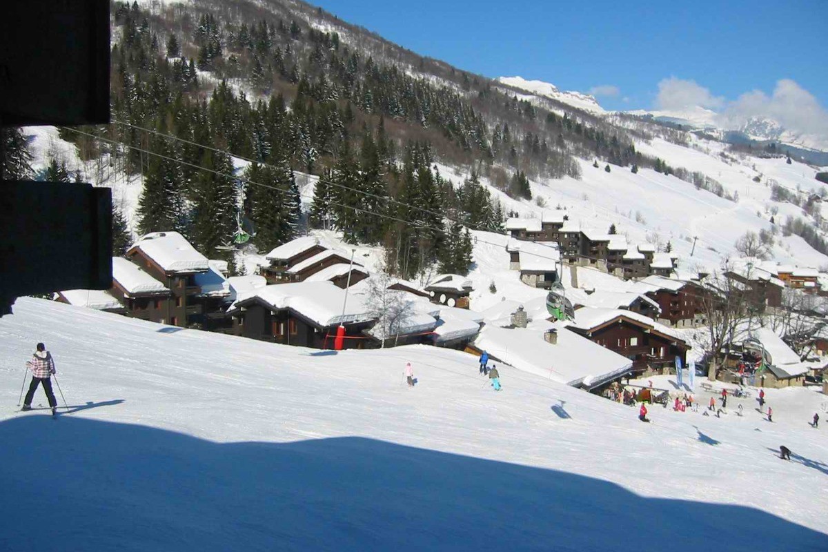 Au pied du chalet "Le Portail" la piste de l'Altispace