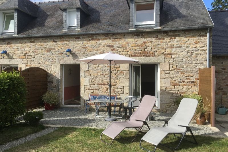maison divisée en 2 parties locatives sans vis à vis  avec sa terrasse et son jardin privatifs