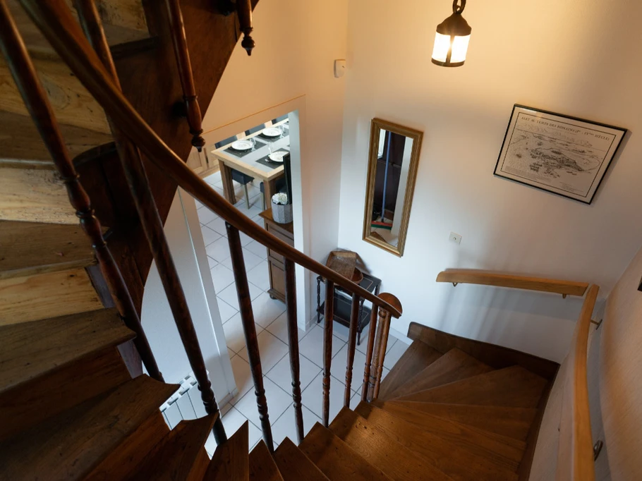 Escalier montant au 1er étage.Les Montbretias.