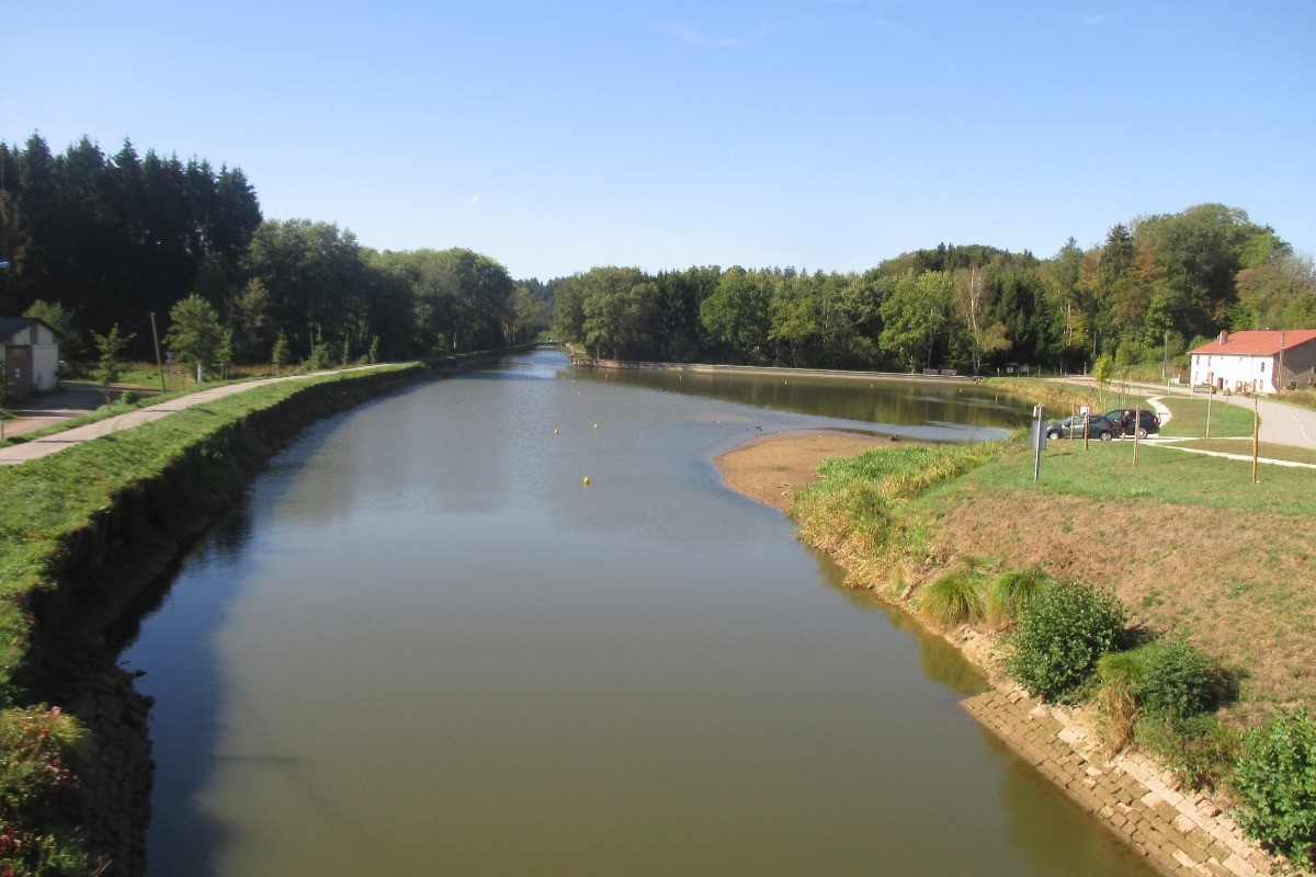 Canal de l'Est, la Voie Bleue, devant le gîte - Gîte la Frégate