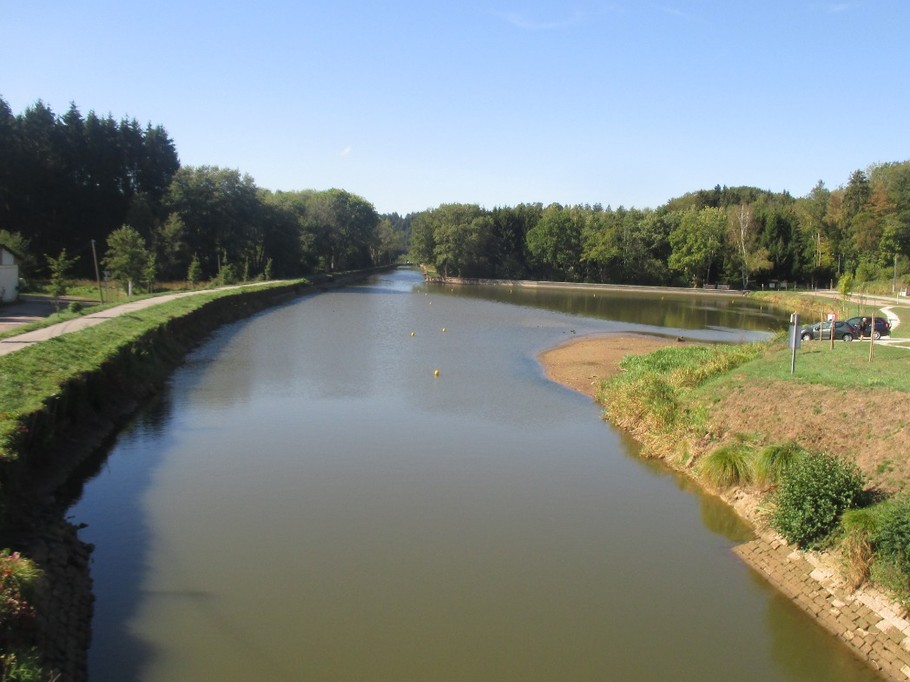 Canal de l'Est, la Voie Bleue, devant le gîte - Gîte la Frégate