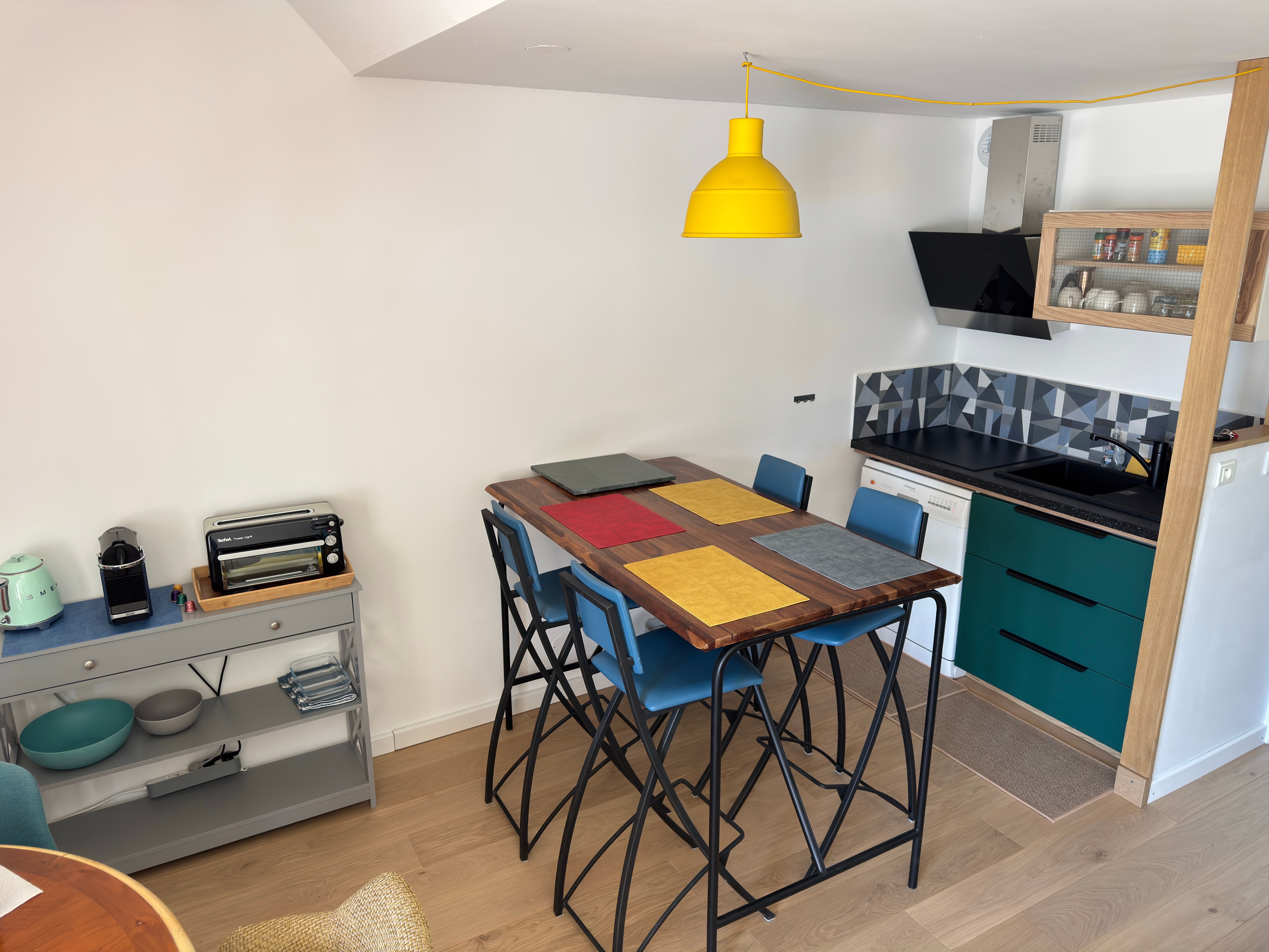 Fully equipped kitchen with two dining areas