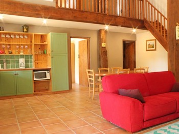 Le gîte "Le châtaignier" est un duplex qui offre de magnifiques espaces de vie