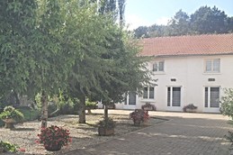 cour + façade gîtes