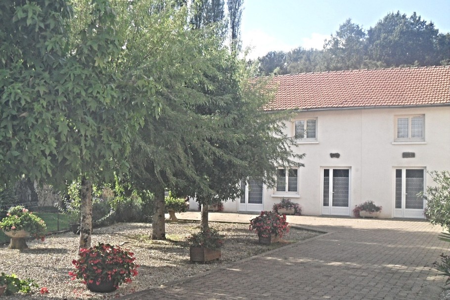 cour + façade gîtes