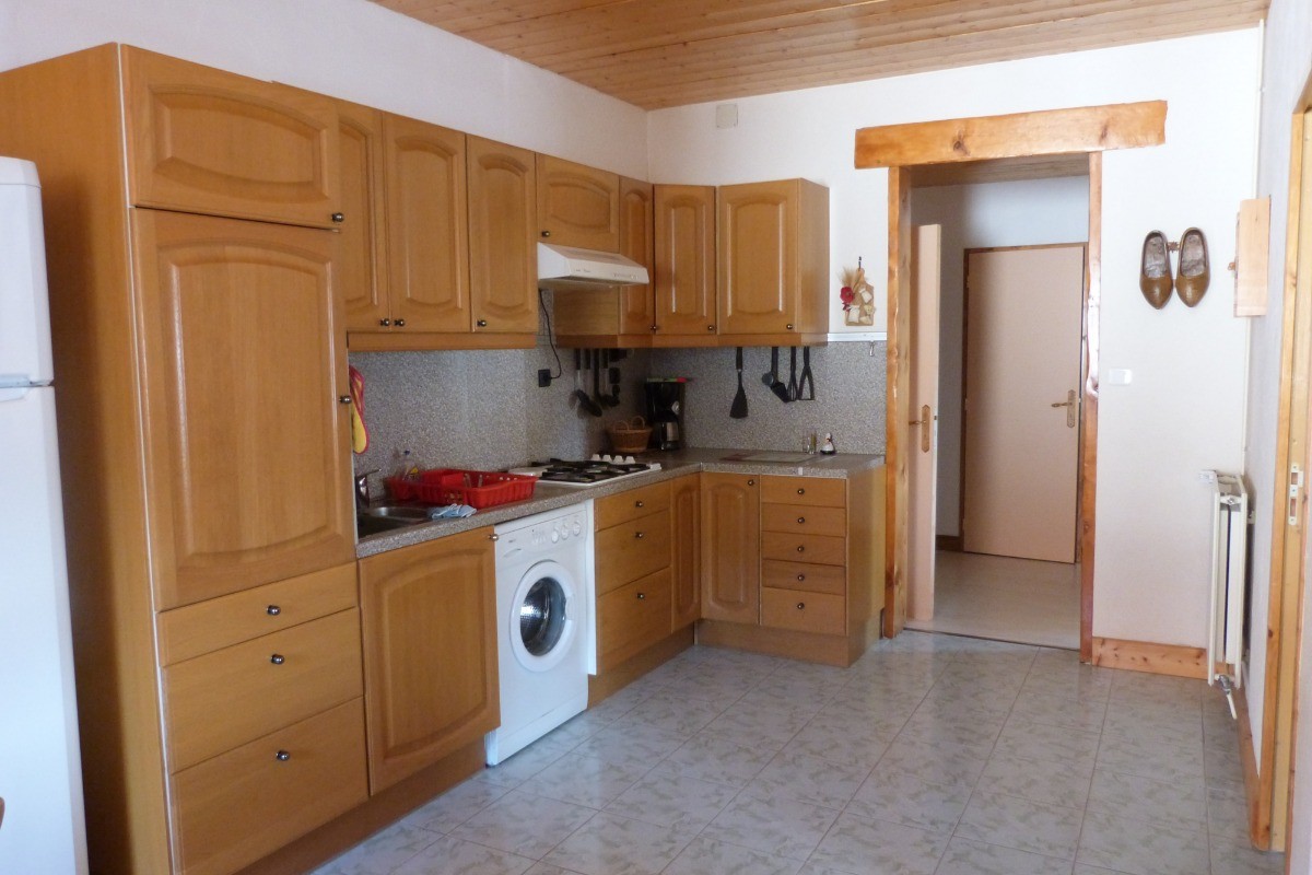 espace cuisine toute équipée. Le four et le micro-onde sont cachés par la porte