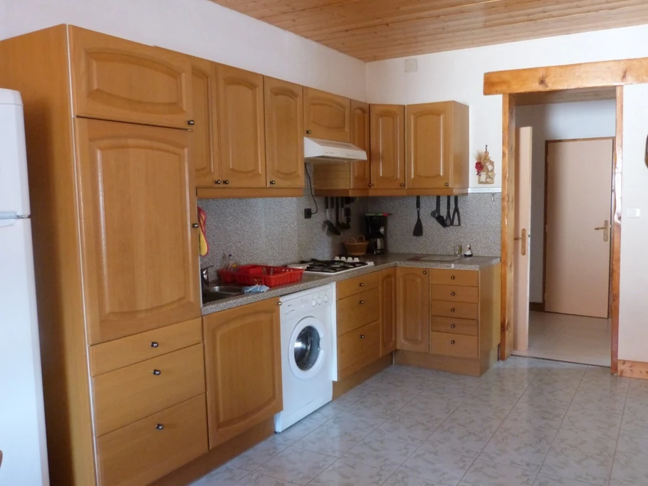 espace cuisine toute équipée. Le four et le micro-onde sont cachés par la porte