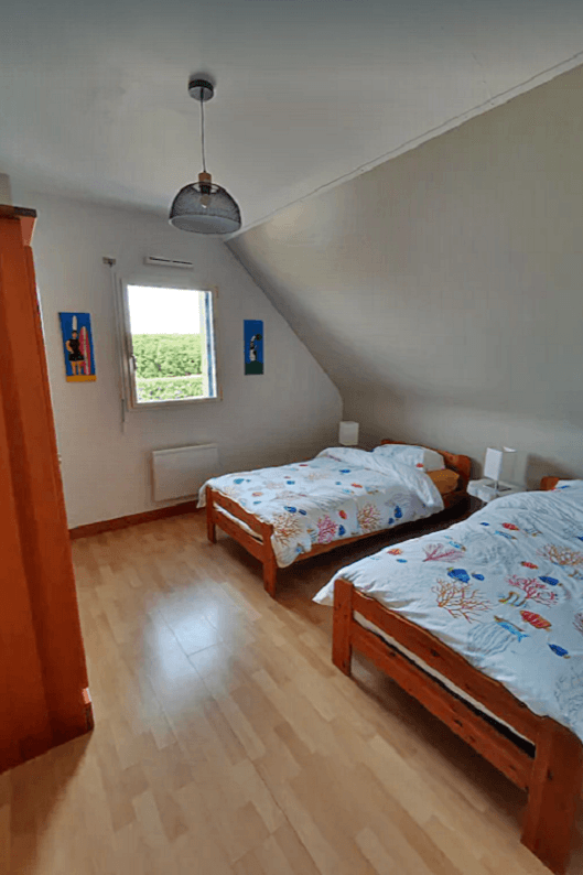 Etage: chambre 3 avec 2 lits 90