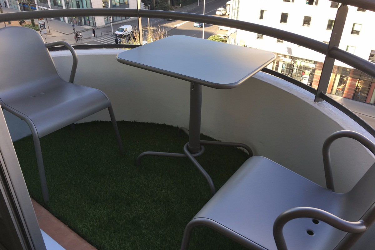 table et chaise en aluminium du studio côté Saône