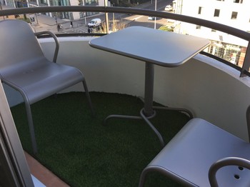 table et chaise en aluminium du studio côté Saône