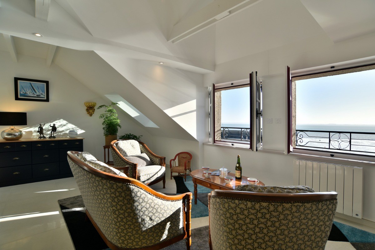 Coin salon de la pièce de vie très lumineuse vue mer panoramique, (appartement au 2nd étage en front de mer au Port de la Houle à Cancale)