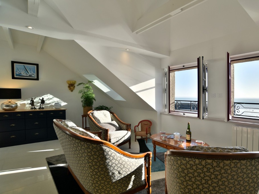 Coin salon de la pièce de vie très lumineuse vue mer panoramique, (appartement au 2nd étage en front de mer au Port de la Houle à Cancale)