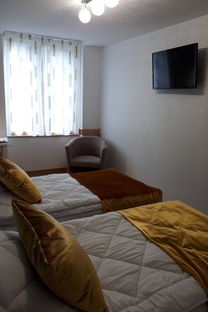 chambre avec 2 lits de 90 modulable en 180
télévision fauteuil club bureau