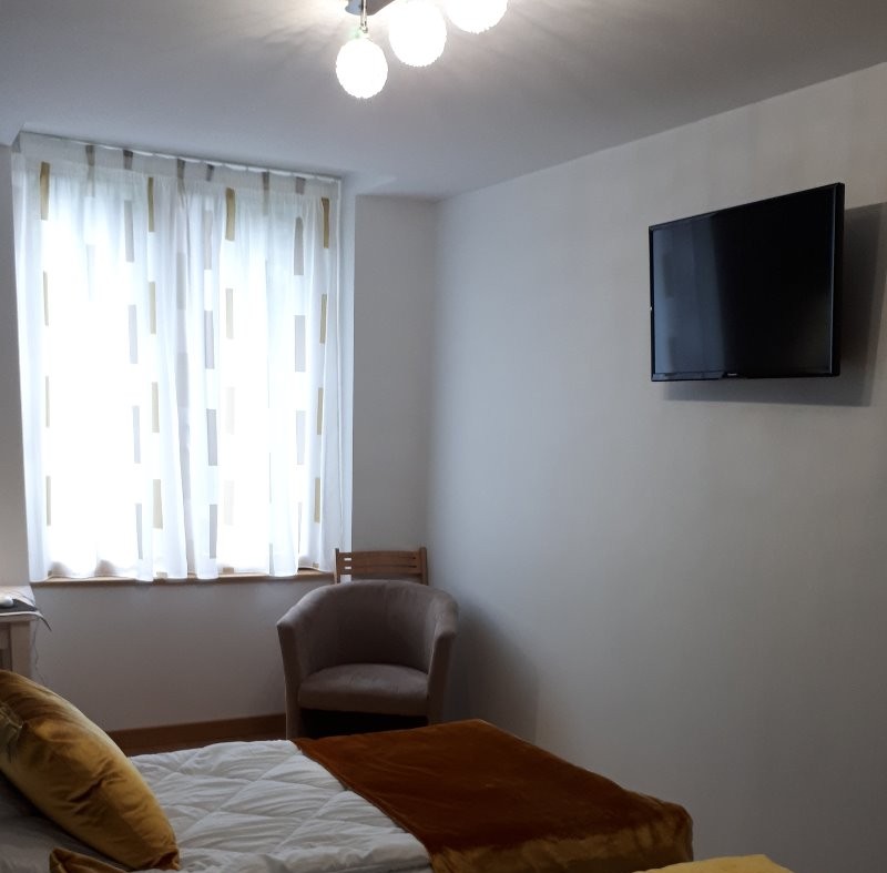chambre avec 2 lits de 90 modulable en 180
télévision fauteuil club bureau