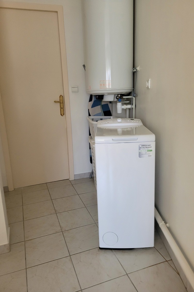 MARRELEC, location, Clévacances, Paimpol, proximité port et commerces, espace buanderie au fond du couloir avec lave-linge