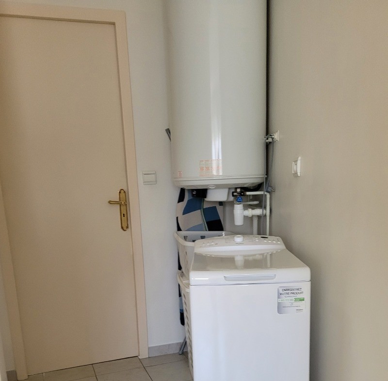 MARRELEC, location, Clévacances, Paimpol, proximité port et commerces, espace buanderie au fond du couloir avec lave-linge