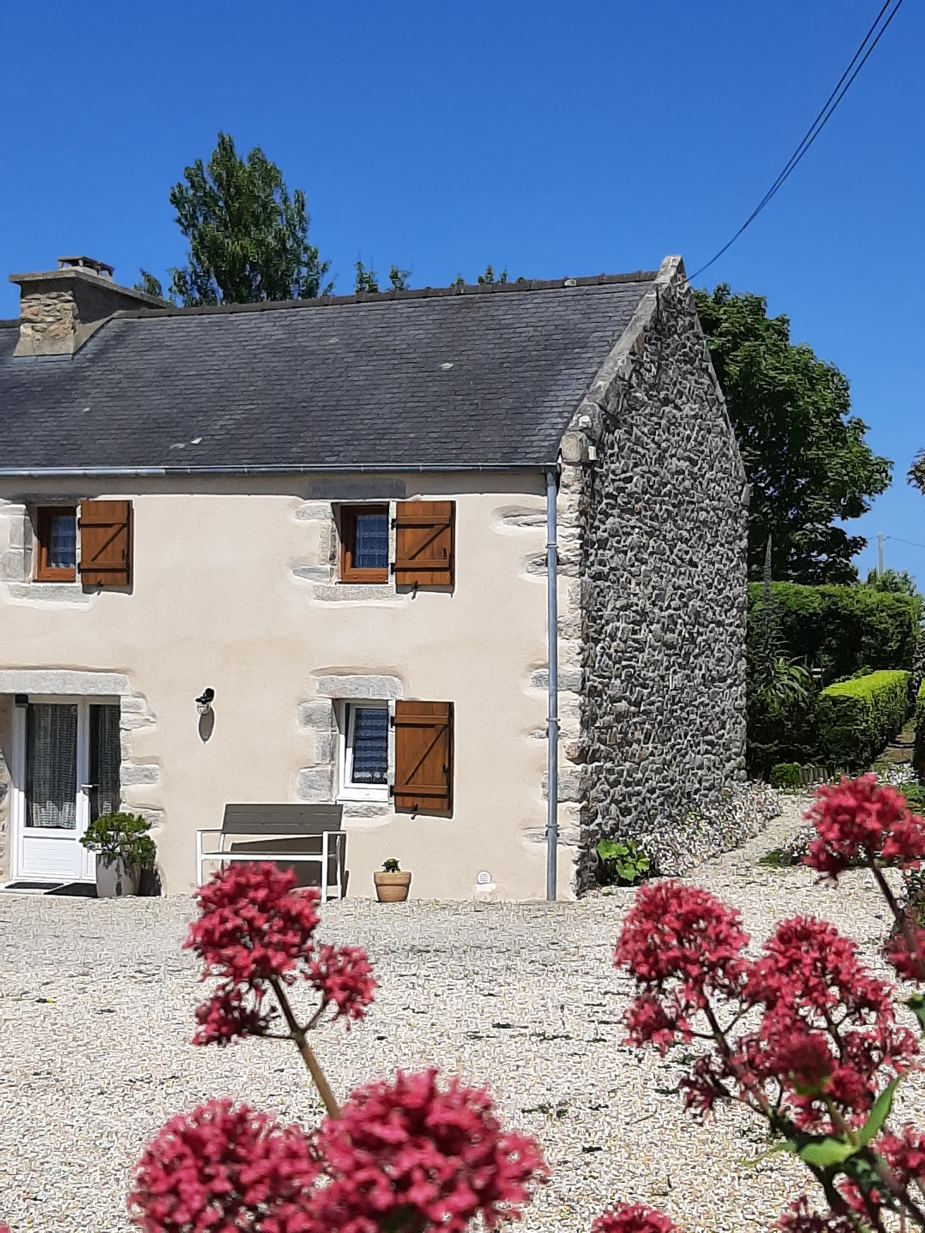 Poussez la porte de cette jolie maison dans un joli cadre de verdure