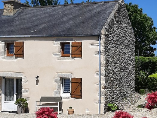 Poussez la porte de cette jolie maison dans un joli cadre de verdure