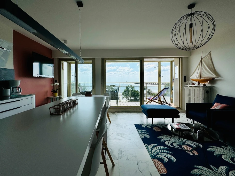 Pièce de vie avec vue sur mer