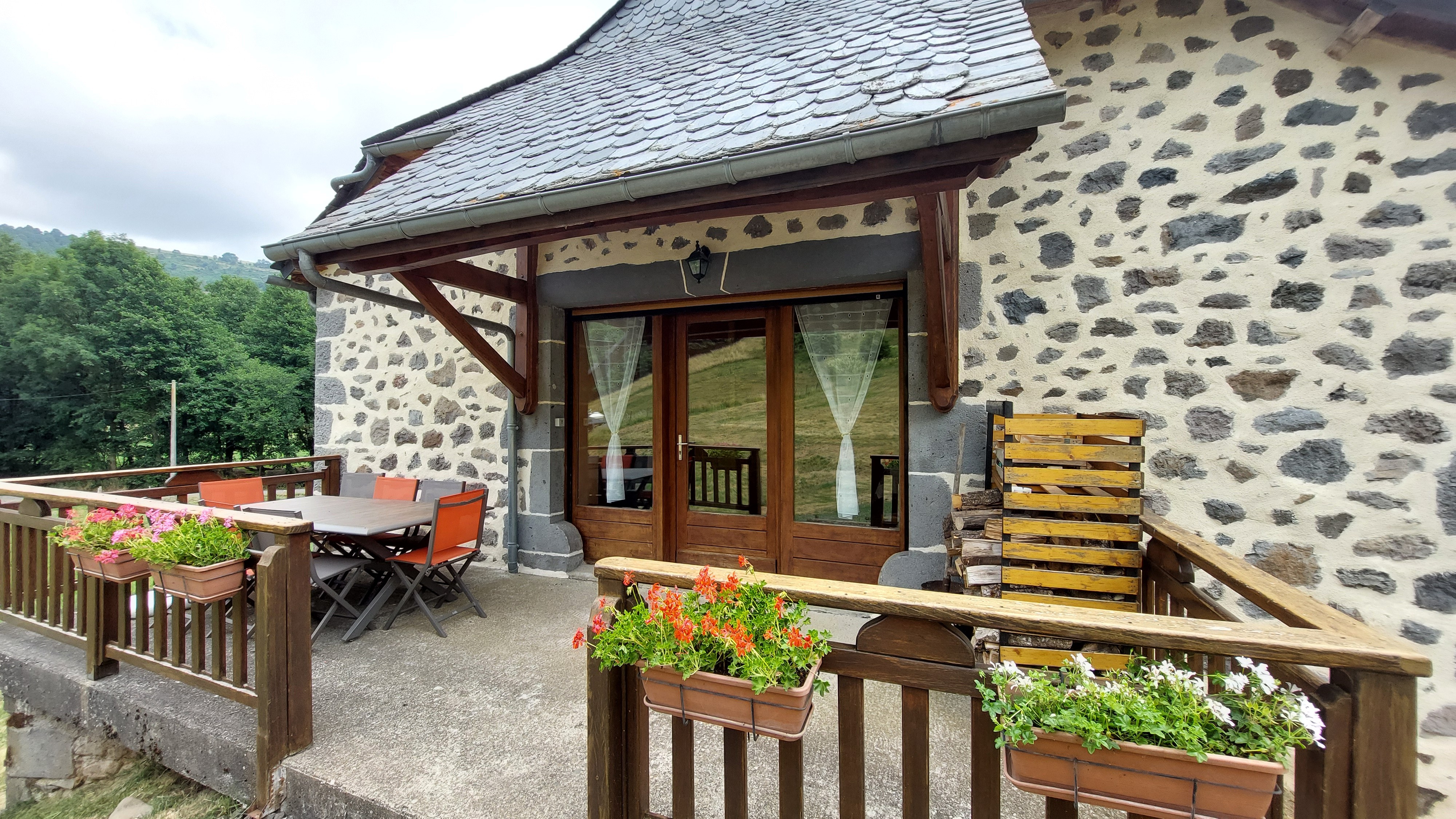 gite-laveissiere-façade-pierre-terrasse-jardin-cantal