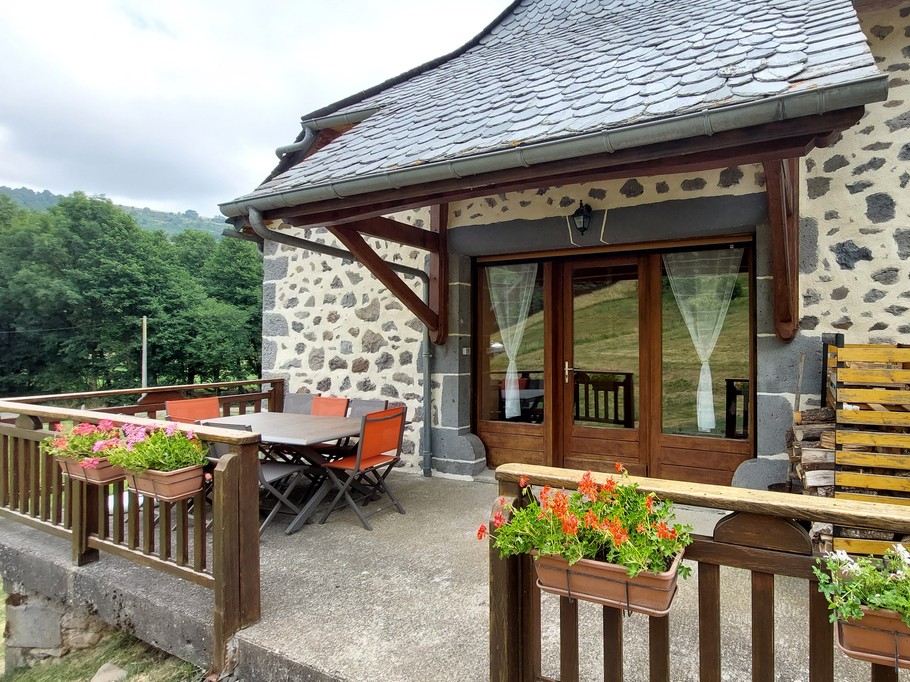 gite-laveissiere-façade-pierre-terrasse-jardin-cantal