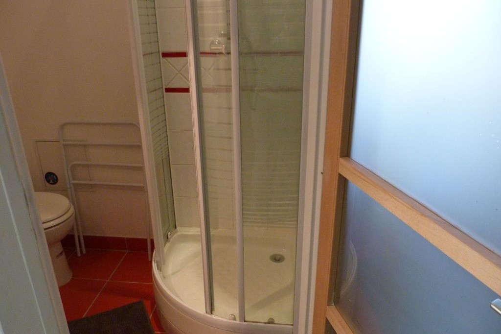 salle d'eau avec douche et WC