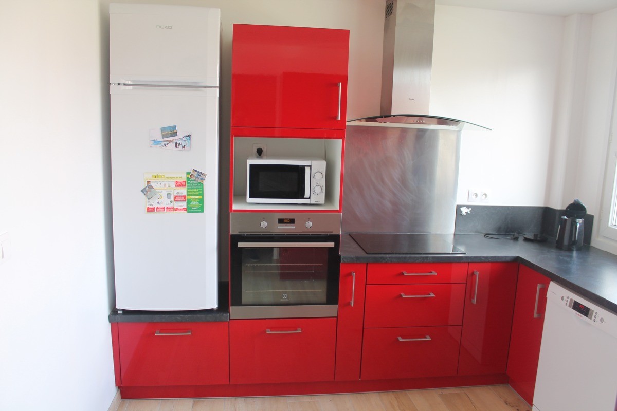 Cuisine avec MO, four, plaques induction et MAL vaisselle