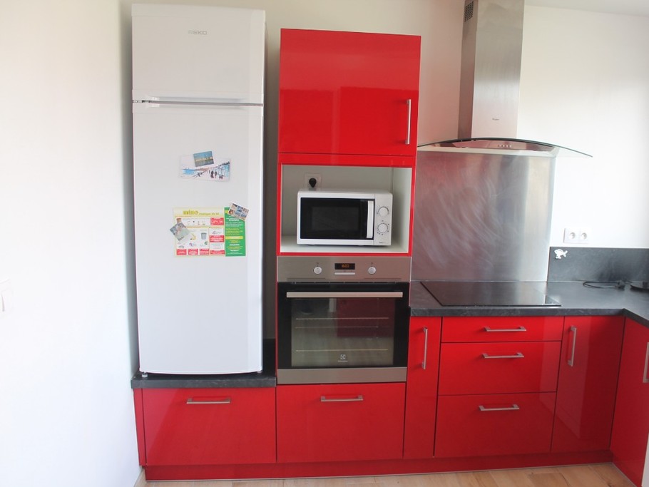 Cuisine avec MO, four, plaques induction et MAL vaisselle