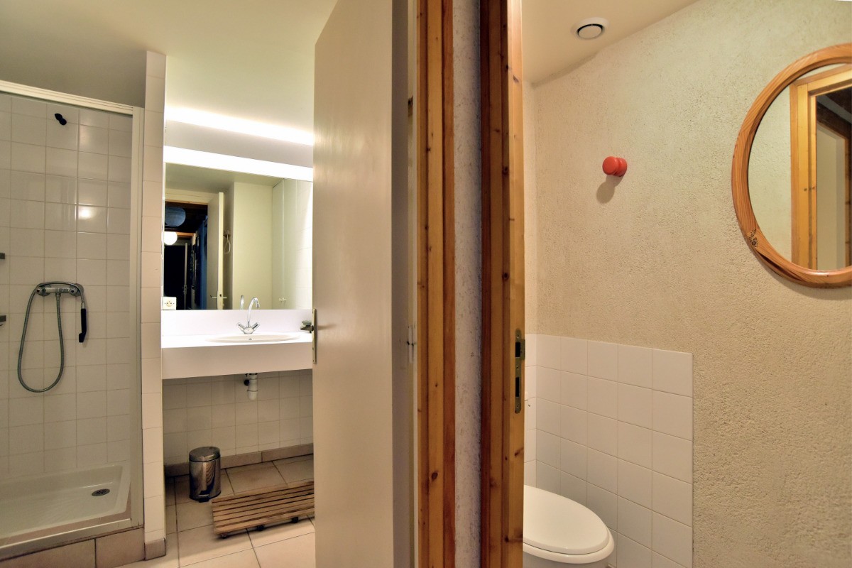 Salle de bain et WC arrière