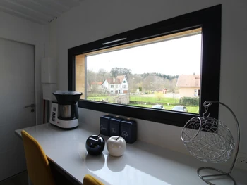 Espace repas et sa vue - Gîte Timéo Container Maritime à Bains-les-Bains