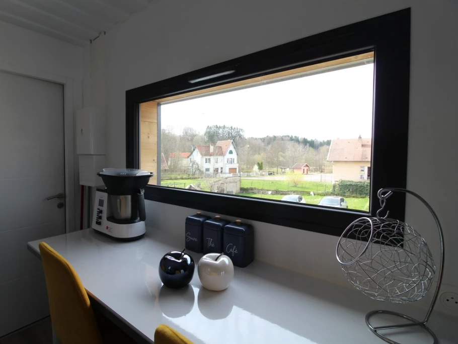 Espace repas et sa vue - Gîte Timéo Container Maritime à Bains-les-Bains