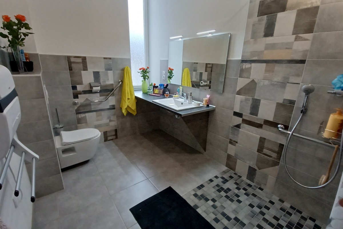 Salle de bain pour personne en difficulté - Gîte l'Atelier de plain de pied, Gérardmer
