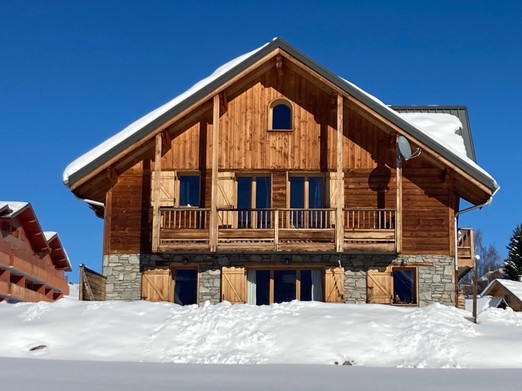Chalet Zénith aux pieds des pistes, du départ ESF et jardin d'enfant et proche des commerces. Vue sur la façade sud ouest.