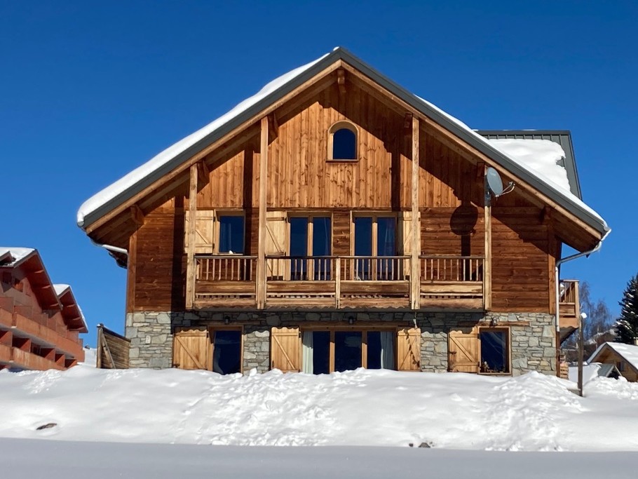 Chalet Zénith aux pieds des pistes, du départ ESF et jardin d'enfant et proche des commerces. Vue sur la façade sud ouest.