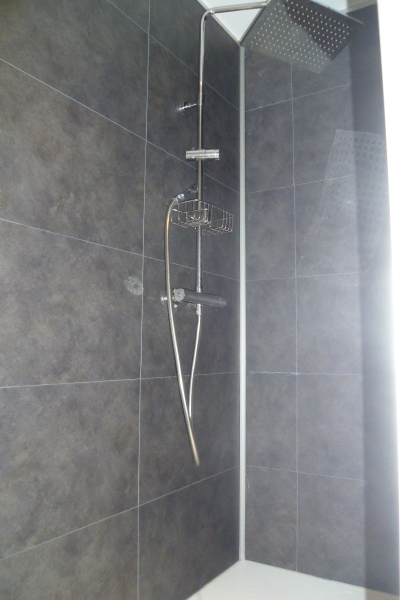 douche à l'italienne privative à la chambre n°2
