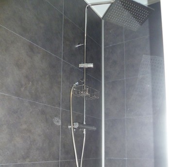 douche à l'italienne privative à la chambre n°2
