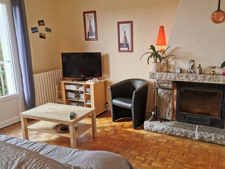 Le coin salon avec cheminée et écran plat