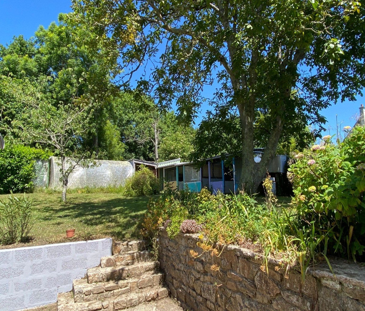 Petit escalier menant au jardin privatif arrière maison