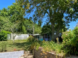 Petit escalier menant au jardin privatif arrière maison