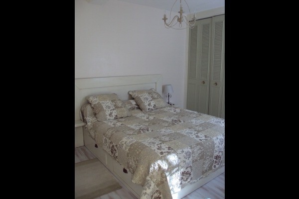 la chambre avec lit en 160 et ses rangements