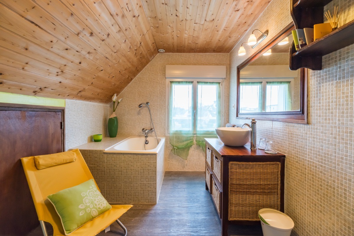 2ème niveau : salle de bain (baignoire sabot) et wc