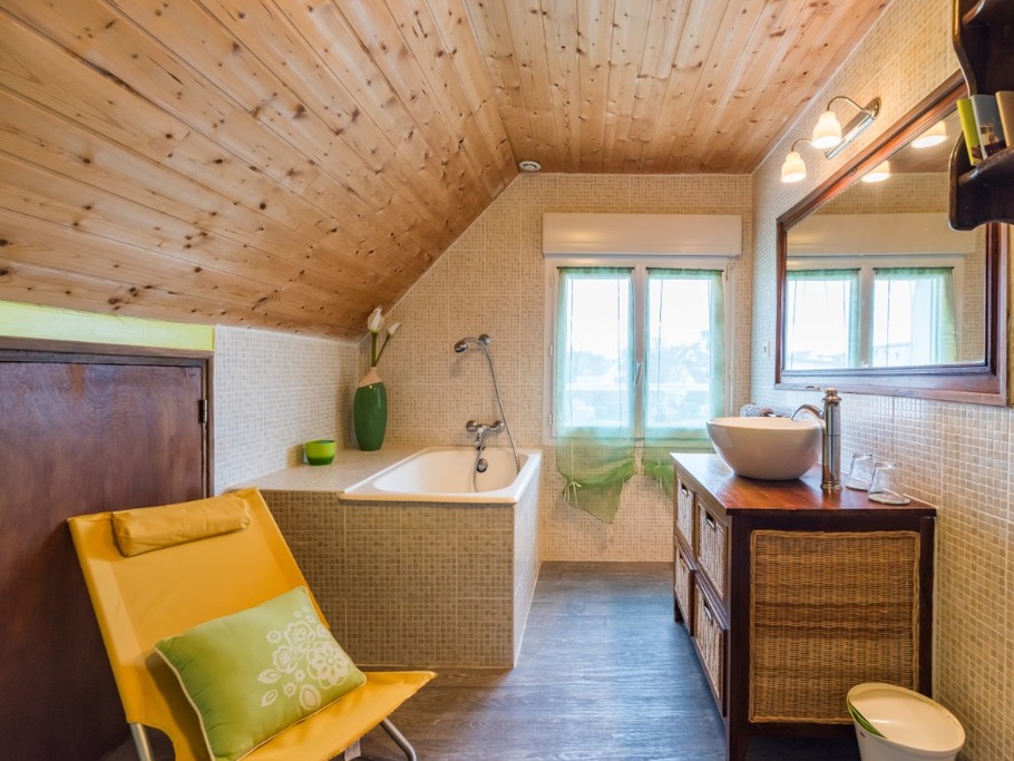 2ème niveau : salle de bain (baignoire sabot) et wc