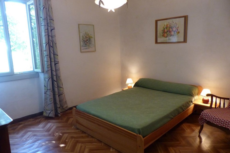 Première chambre avec lit double à l'étage.