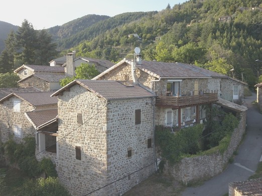 chez ALICE ET CLEMENT,Les COMBES HAUTES Hameau à 3 kms de VALS